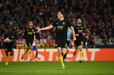 Ross Sykes celebra a la carrera su primer gol en la Copa de Europa.