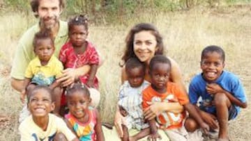Gabriel y Trinidad junto a los niños del hogar en Haití.