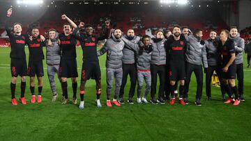 Los futbolistas del Atlético celebran la victoria ante el Liverpool en octavos de Champions.