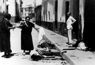 ZONA NACIONAL. SEVILLA, 21/07/1936.- Una mujer llora ante los cadáveres de tres hombres muertos en la calle Rodrigo de Triana, tras la toma del barrio por las fuerzas del comandante Castejón. EFE/jgb
SPAIN SPANISH CIVIL WAR: NATIONALIST ZONE. SEVILLE, 07/21/1936.- A woman weeps in front of the bodies of three dead men in the Rodrigo de Triana street, after the neighborhood was taken by the forces of Commandant Castejón. EFE