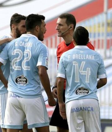 Los jugadores del Celta Cabral y Orellana protestan al árbitro Clos Gómez.