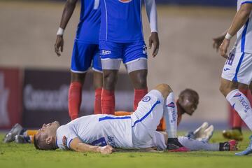 El defensa central de Cruz Azul sufrió ruptura de ligamento cruzado de la rodilla izquierda durante juego ante Portomore United de Jamaica, correspondiente a la ida de los octavos de final de vuelta de Concachampions 2020. Su regreso aún se desconoce, pero se maneja que sería de 7 a nueve meses de recuperación.