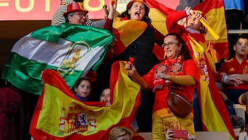 SEVILLA, 28/02/2024.- Aficionados de la selección española animan antes de la final de la Liga de Naciones Femenina entre España y Francia, este miércoles en el Estadio de La Cartuja en Sevilla. EFE/Julio Muñoz
