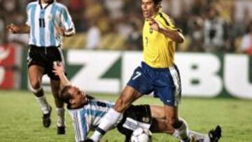 Sensini cae ante Raí, con Verón al fondo, el día que Brasil cayó 0-1 con Argentina.