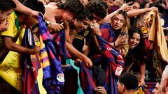 Las Vegas (Usa), 02/08/2023.- FC Barcelona's Ronald Araujo (R) signs jerseys at the end of the second half of the 2023 Soccer Champions Tour match between AC Milan and Barcelona FC at Allegiant Stadium in Las Vegas, Nevada, USA, 01 August 2023. EFE/EPA/CAROLINE BREHMAN
