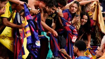 Las Vegas (Usa), 02/08/2023.- FC Barcelona's Ronald Araujo (R) signs jerseys at the end of the second half of the 2023 Soccer Champions Tour match between AC Milan and Barcelona FC at Allegiant Stadium in Las Vegas, Nevada, USA, 01 August 2023. EFE/EPA/CAROLINE BREHMAN
