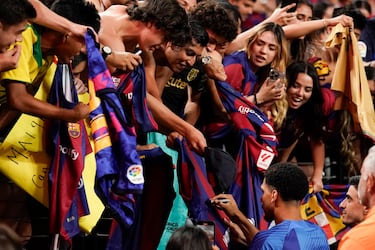 Ronald Araújo firma autografos a los seguidores del conjunto blaugrana que se acercaron al Allegiant Stadium de Las Vegas.