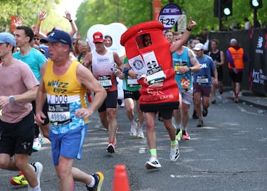Participantes disfrazados durante la maratón de Londres la cual se celebra anualmente desde 1981 se celebra anualmente desde 1981 en la capital de Reino Unido.