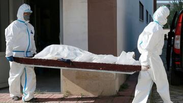 El personal médico lleva el cuerpo de un fallecido de COVID-19 cerca de un hospital de día en Bishkek, Kirguistán, el 06 de julio de 2020.