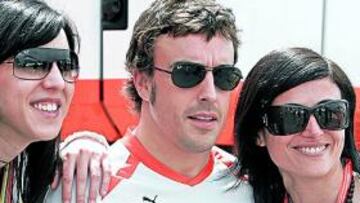 <b>BIEN ACOMPAÑADO. </b>Alonso, con un grupo de admiradoras.