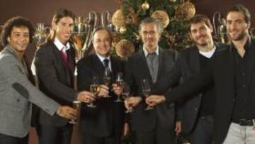 <b>UN EQUIPO, UNA FAMILIA. </b>Marcelo, Ramos, Florentino, Mourinho, Casillas e Higuaín brindan por la Navidad y por el año que está a punto de empezar