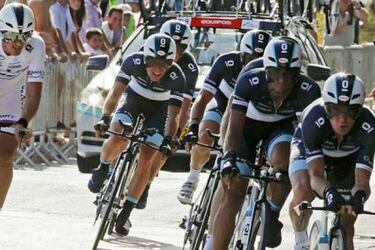 Cancellara y Sagan van en moto