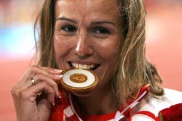 Gulnara Galkina con su medalla de oro tras batir el récord mundial que aún hoy nadie ha podido quitarle.