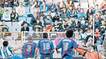 <b>PROTAGONISTA. </b>Riera, en un acrobático remate que fue a parar al poste de Molina; el mallorquín estuvo omnipresente ayer.