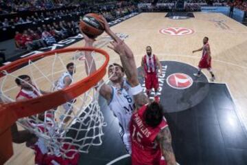 Begic entra a canasta en el último partido de los playoff de la final en Londres el 12 de mayo de 2013.