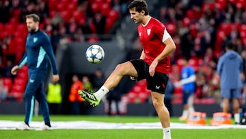 Dani Vivian da toques al balón durante el calentamiento previo al partido contra el PSG en San Mamés.