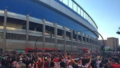 Thousands of Atlético fans sing Simeone support at the Calderón