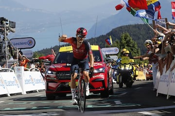 Michal Kwiatkowski celebra su victoria en el Grand Colombier, la segunda en su palmarés en el Tour, tras rematar en solitario la escapada del día.