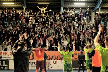 Los jugadores de Unionistas celebran un triunfo junto a su afición.