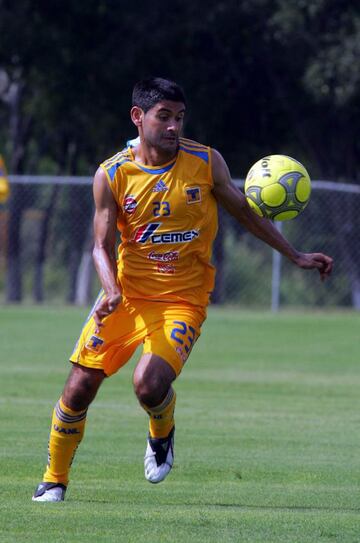 Toros Neza en el Torneo Verano 1997.
Tigres de la UANL en el Torneo Invierno 2001.
Monarcas Morelia en el Torneo Apertura 2002.
Monarcas Morelia en el Torneo Clausura 2003.
Tigres de la UANL en el Torneo Apertura 2003.