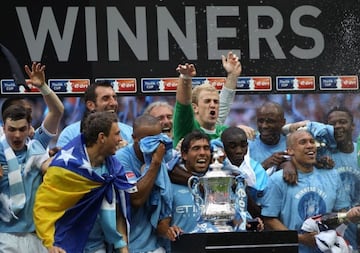 Manchester City ganó un título de FA Cup tras 42 largos años de sequía en dicha competición. 