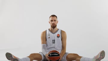 Dzanan Musa, alero del Dubái Basketball, posa durante el media day de la Euroliga.