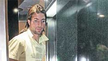 <b>CAZADO. </b>AS encontró ayer a Juan Velasco a su llegada a Barcelona.