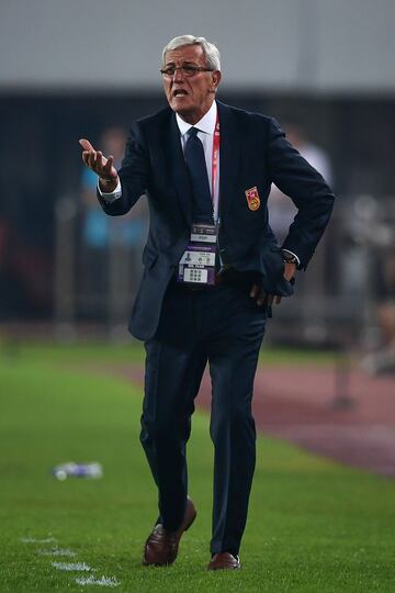 El veterano entrenador italiano, campeón del mundo con la Azzurra en 2006, prosigue con sus aventuras en los banquillos a sus 70 años. Lippi dirige en la actualidad a la selección de China, cargo por el que percibe 23 millones de euros brutos por temporada.