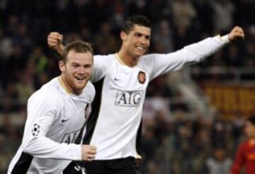 Cristiano y Rooney celebran el 0-1 del portugués durante la ida de los cuartos de final de la Champions League 07/08.