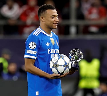 El delantero francés del Real Madrid, posa con el balón de sus cuatro goles y el trofeo al mejor jugador del encuentro.