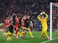 Union St-Gilloise's Dutch goalkeeper #37 Kjell Scherpen (R) eyes the ball during the UEFA Champions League football match between FC Bayern Munich (GER) and Union St-Gilloise (BEL) in Munich, southern Germany, on January 21, 2026. (Photo by Karl-Josef HILDENBRAND / AFP)