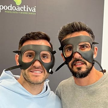 Lucas Pérez y Quiles, probando las máscaras de protección.