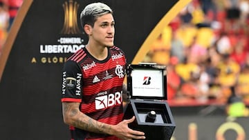 Flamengo's Brazilian forward Pedro poses with the Best of the Tournament award after winning the Copa Libertadores final, after the football match between Brazilian teams Flamengo and Athletico Paranaense at the Isidro Romero Carbo Monumental Stadium in Guayaquil, Ecuador, on October 29, 2022. (Photo by Luis Acosta / AFP) (Photo by LUIS ACOSTA/AFP via Getty Images)