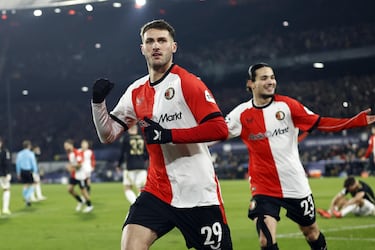¿Qué incluye el contrato de Santiago Giménez si firma con el Milan?