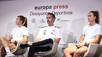 MADRID, SPAIN - JUNE 15: Patricia Guijarro, Jorge Vilda, Alexia Putellas attends during the Desayunos Deportivos Europa Press on June 15, 2022, in Madrid Spain. (Photo By Oscar J. Barroso/Europa Press via Getty Images)