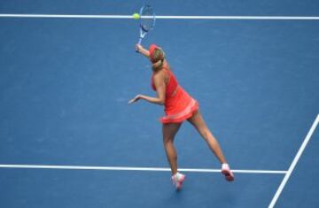 Maria Sharapova se quedó con el duelo ante Eugenie Bouchard para llegar a semifinales del Abierto de Australia el martes.