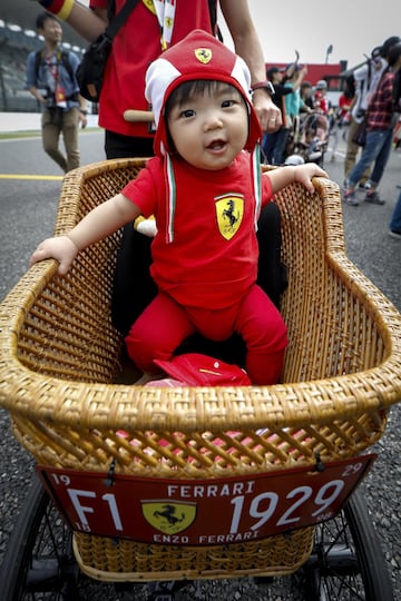 Un niño de un año y fan de la escudería Ferrari.