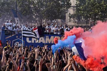 La selección francesa ha llegado al aeropuerto Roissy-Charles de Gaulle rodeado de una gran espectación. Después se han subido al clásico autobús para recorrer las calles de París y celebrar la segunda estrella con los aficionados.