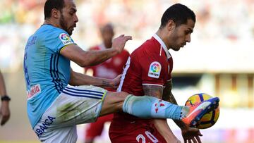 Vitolo y Marcelo Díaz durante el partido entre el Celta y el Sevilla