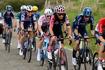 Andrea Piccolo y Romain Bardet compiten en la escapada durante la 78.ª Vuelta a España 2023, etapa 16, una etapa de 120,1 km de Liencres a Bejes.