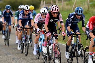Andrea Piccolo y Romain Bardet compiten en la escapada durante la 78.ª Vuelta a España 2023, etapa 16, una etapa de 120,1 km de Liencres a Bejes.