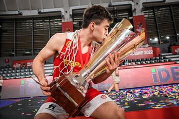 Un director de juego genial, MVP y oro en el Europeo Sub-20. Entrena con la absoluta en la preparación para el Eurobasket y acaba de dejar el Real Madrid para irse al Ratiopharm alemán con la mente puesta en dar el salto a la NBA.