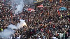 Espectacular desfile del autob&uacute;s del Vardar desde el aeropuerto hasta la plaza central de Skopje.