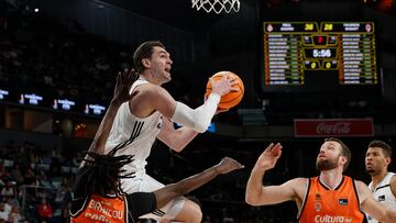 Mario Hezonja, alero del Real Madrid, intenta superar a Badio y Costello, del Valencia Basket, en el duelo jugado en el Movistar Arena hace unas semanas.