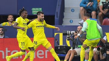 Villarreal's Spanish midfielder Alex Baena (C) celebrates scoring his team's first goal during the Spanish League football match between Villarreal CF and Sevilla FC at the Ciutat de Valencia stadium in Valencia on September 18, 2022. (Photo by Jose Jordan / AFP)