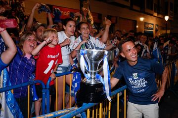 Borja Jiménez posa con aficionados del Leganés junto al trofeo de campeón de Segunda. 