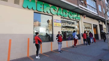 Varias personas hacen cola para entrar al Mercadona.