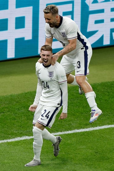 1-1. El jugador del Chelsea celebra el primer con Luke Shaw.