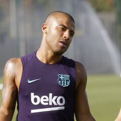 Eric Abidal y Planes están obligados a dar salidas