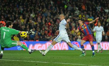 29 de noviembre de 2010. A Villa le estaba costando igualar su registro de goles de años anteriores en el Valencia. Todas las dudas en torno al delantero asturiano se disiparon con su doblete al Real Madrid en la goleada (5-0) al conjunto madridista.